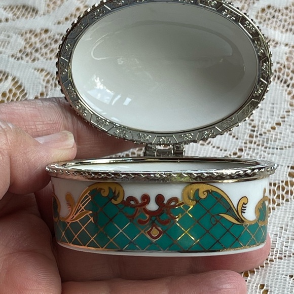 Mini porcelain box w/hinged lid, vintage - Picture 8 of 16